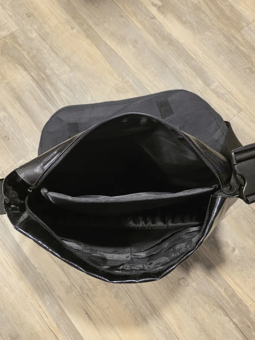 Black Graphic Messenger Bag with Dark Anime Bleach Ichigo